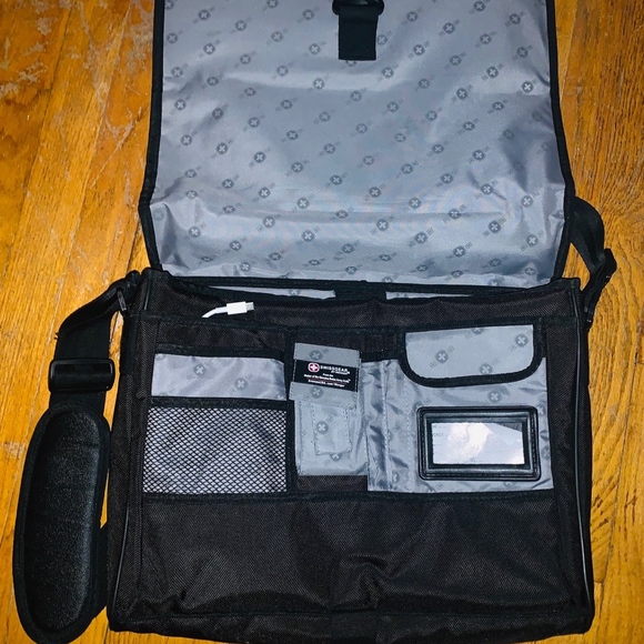 Victorinox Swiss Army Messenger/Computer Bag 17" - Picture 2 of 3